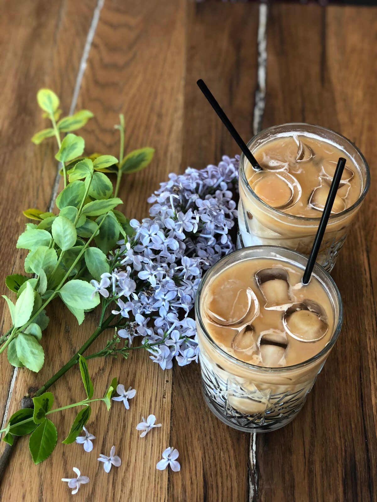 Cold drinks over ice, kept chilled