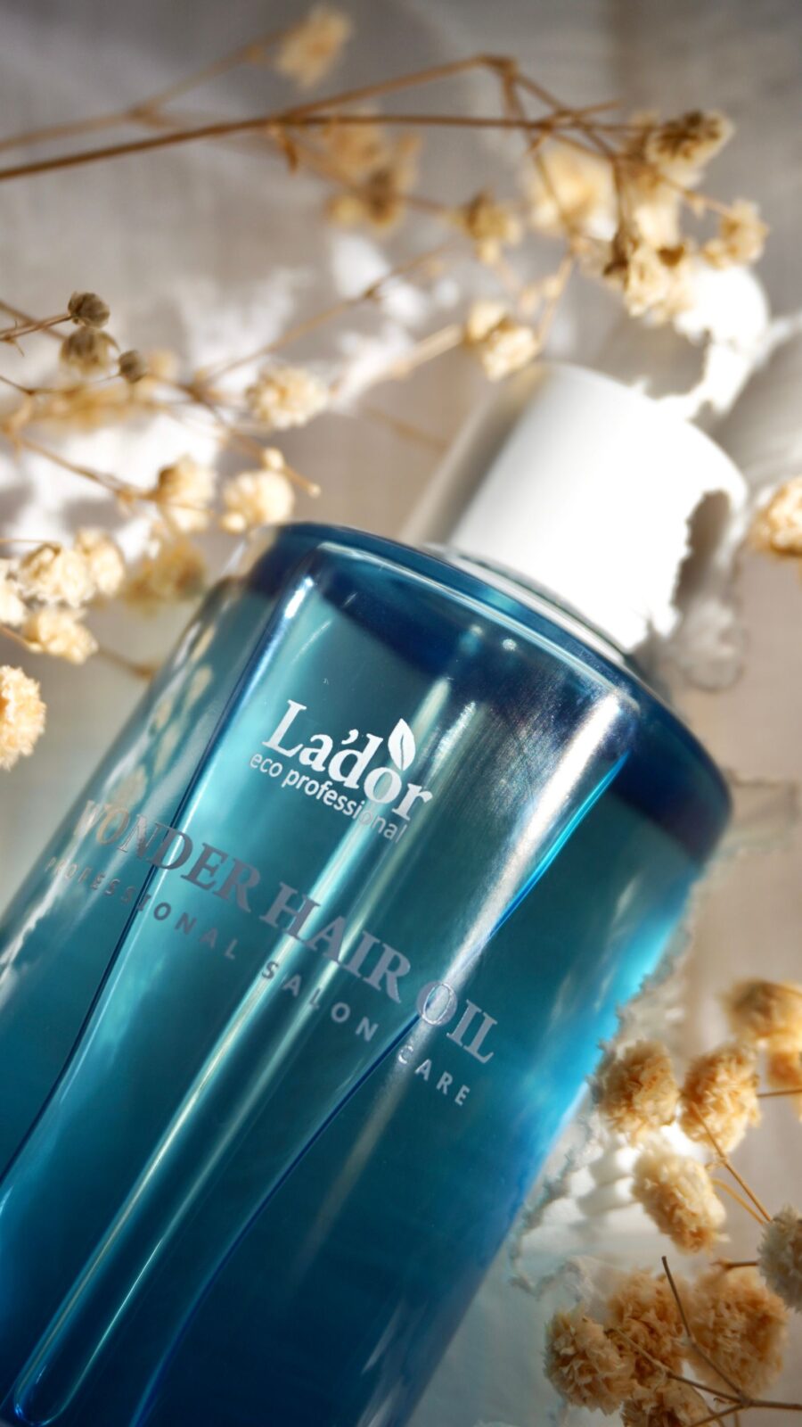Hair treatment bottle for a pre-wash hair care routine
