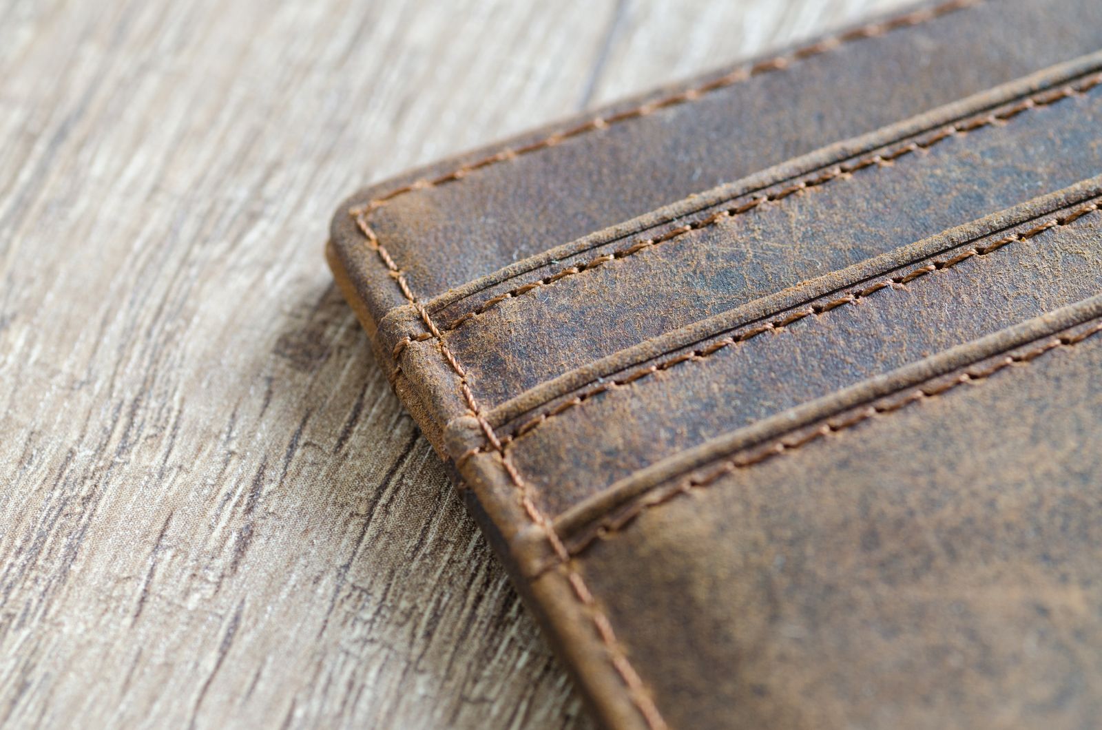 The Best Minimalist Wallets of 2026 — and What Each One Charges Per Card It Carries