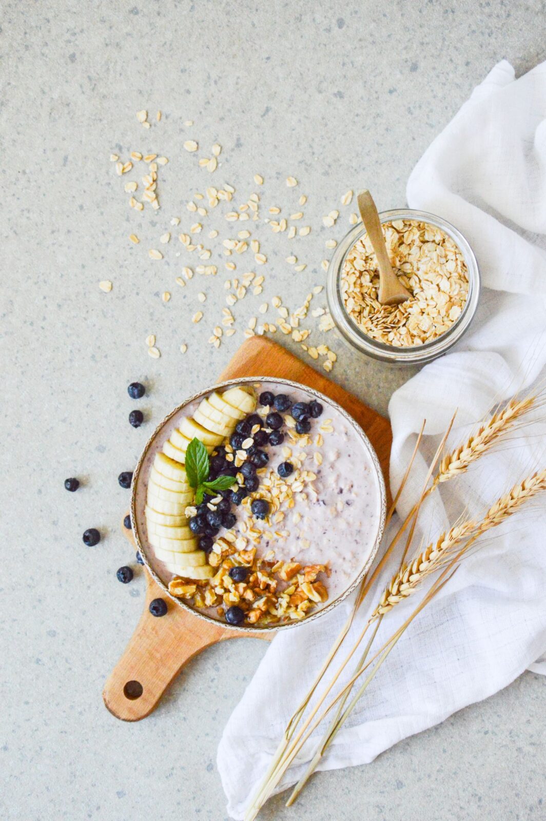 Bowl of oatmeal topped with banana, blueberries, and nuts, a naturally high-fiber breakfast